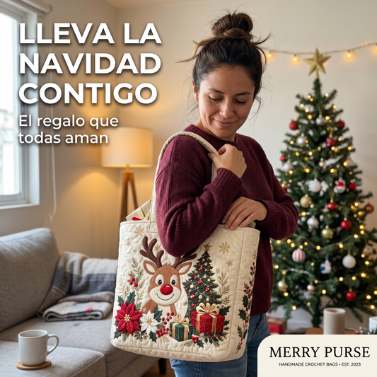 Mujer llevando el bolso navideño acolchado Merry Purse Reno en su sala